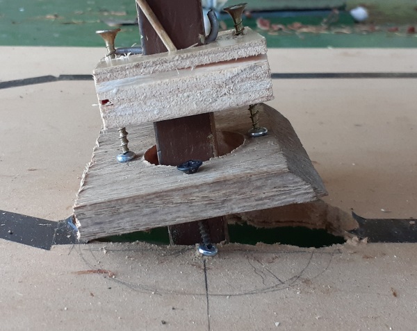 Pivot with two degrees of freedom to support the drawing table.